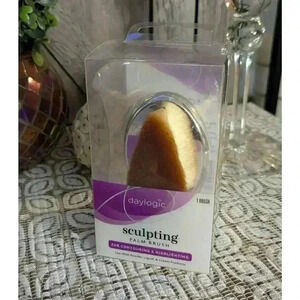 Daylogic Sculpting Palm Face Brush Contouring And Highlighting Mirror Finish